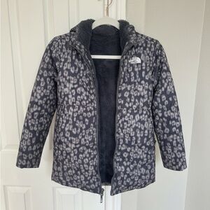 The North Face Kids Gray Patterned Puffer Jacket Reversible size small 7/8
